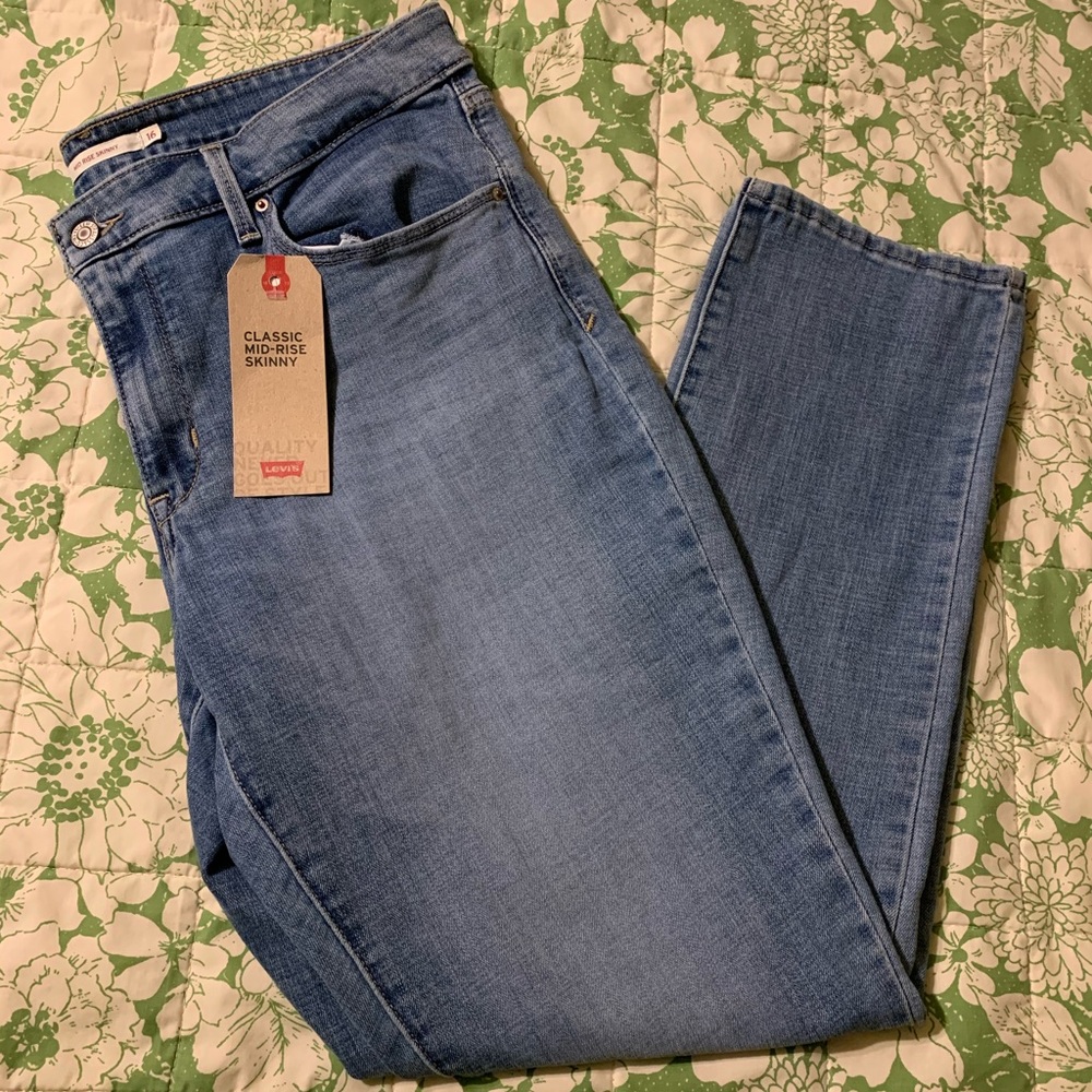 Classic Mid Rise Levi's Skinny Jeans